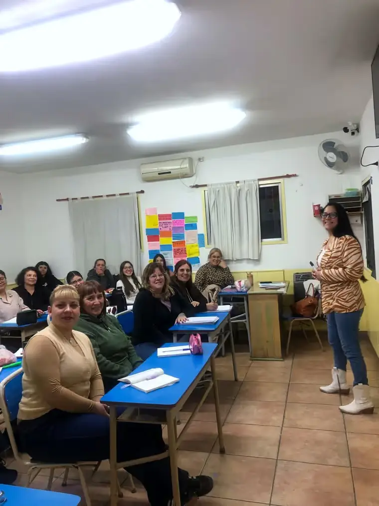 Clase presencial en la sede de San Miguel con la docente y el grupo de estudiantes