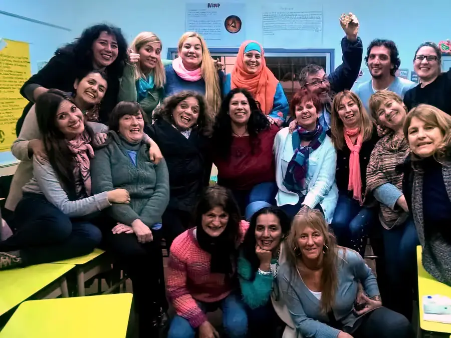Grupo de estudiantes de la Escuela Itinerante reunidos en el aula al terminar la clase
