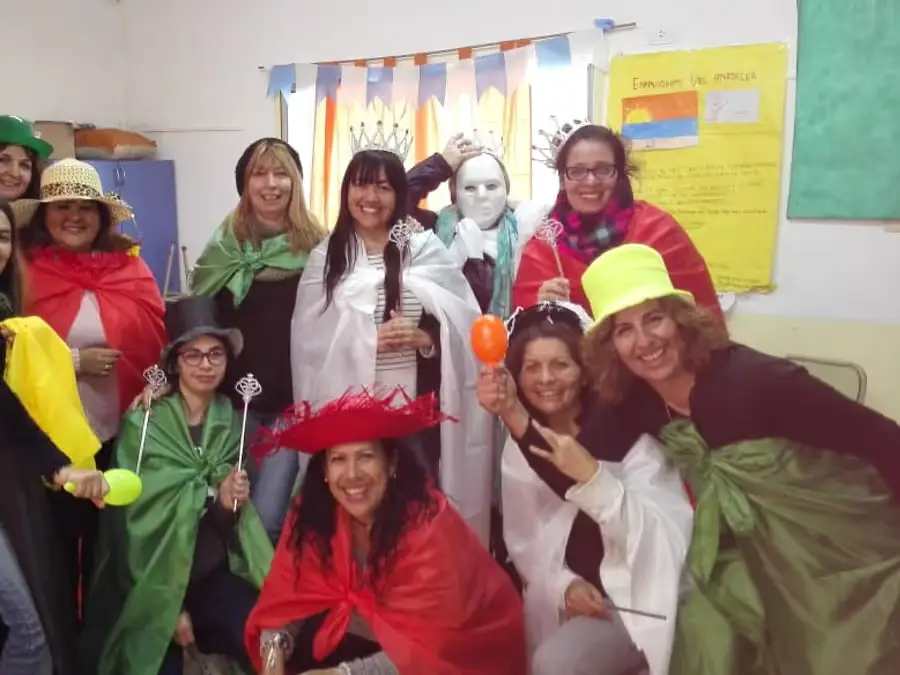 Estudiantes de Psicodrama trabajando con máscaras y vestuario durante una clase vivencial